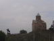 丘の下から見たメテヒ教会とゴルサゴリ像